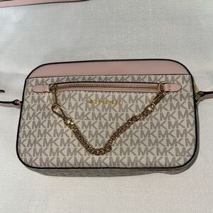 Michael Kors Pink and Cream Crossbody Bag with Gold Chain Detail

BRAND NEW